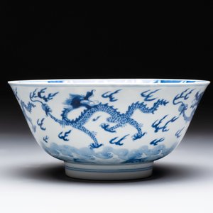A Chinese blue and white 'dragon' bowl, Kangxi mark and of the period — 照片 4