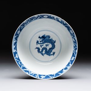 A Chinese blue and white 'dragon' bowl, Kangxi mark and of the period — 照片 5