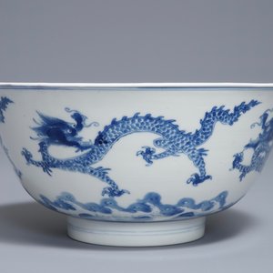 A Chinese blue and white 'dragon' bowl, Kangxi mark and of the period — photo 2