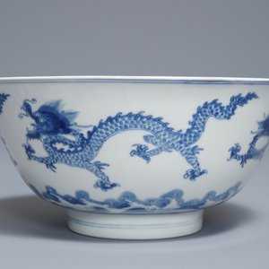 A Chinese blue and white 'dragon' bowl, Kangxi mark and of the period — photo 3