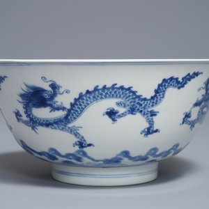 A Chinese blue and white 'dragon' bowl, Kangxi mark and of the period — photo 4