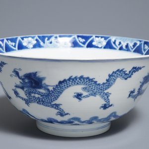 A Chinese blue and white 'dragon' bowl, Kangxi mark and of the period — photo 7
