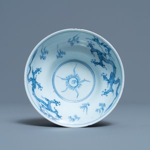 A Chinese blue and white 'dragon' bowl, Kangxi/Yongzheng — 照片 2
