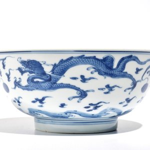 A Chinese blue and white dragon bowl, Kangxi — photo 1