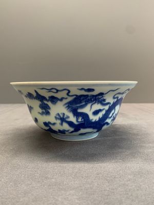 A Chinese blue and white 'dragon' bowl, Qianlong mark and of the period — photo 1