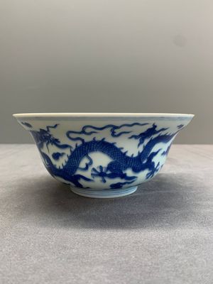 A Chinese blue and white 'dragon' bowl, Qianlong mark and of the period — photo 2