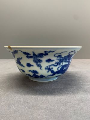 A Chinese blue and white 'dragon' bowl, Qianlong mark and of the period — photo 4