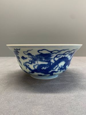 A Chinese blue and white 'dragon' bowl, Qianlong mark and of the period — photo 5