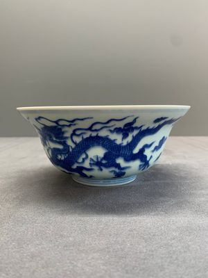 A Chinese blue and white 'dragon' bowl, Qianlong mark and of the period — photo 6