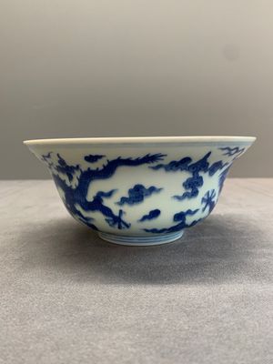A Chinese blue and white 'dragon' bowl, Qianlong mark and of the period — photo 7