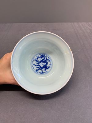 A Chinese blue and white 'dragon' bowl, Qianlong mark and of the period — photo 8