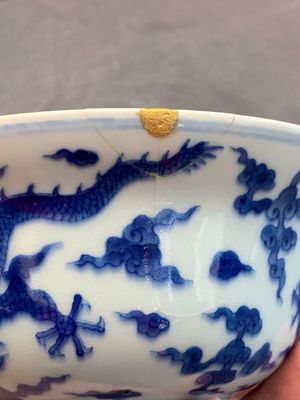 A Chinese blue and white 'dragon' bowl, Qianlong mark and of the period — photo 9