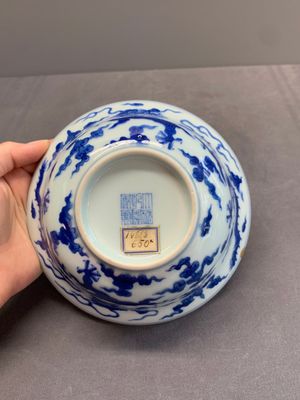 A Chinese blue and white 'dragon' bowl, Qianlong mark and of the period — photo 10