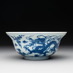 A Chinese blue and white 'dragon' bowl, Qianlong mark and of the period — photo 1