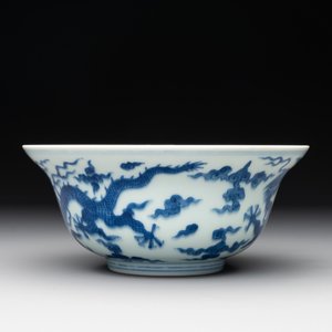 A Chinese blue and white 'dragon' bowl, Qianlong mark and of the period — photo 2