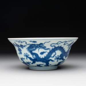 A Chinese blue and white 'dragon' bowl, Qianlong mark and of the period — photo 3