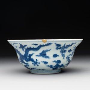 A Chinese blue and white 'dragon' bowl, Qianlong mark and of the period — photo 4