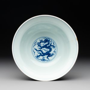 A Chinese blue and white 'dragon' bowl, Qianlong mark and of the period — photo 5