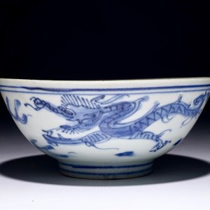 A Chinese blue and white dragon bowl, shipwreck porcelaine from the Hatcher Cargo, Transitional — photo 1