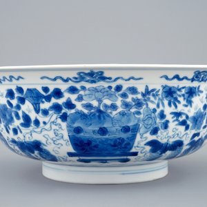 A Chinese blue and white dragon bowl with floral design, Kangxi — photo 5