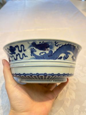 A Chinese blue and white 'Dragon' bowl, Xuande mark, 19th C. — photo 1