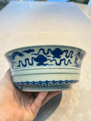 A Chinese blue and white 'Dragon' bowl, Xuande mark, 19th C. — photo 9