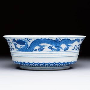 A Chinese blue and white 'Dragon' bowl, Xuande mark, 19th C. — photo 1