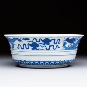 A Chinese blue and white 'Dragon' bowl, Xuande mark, 19th C. — photo 2