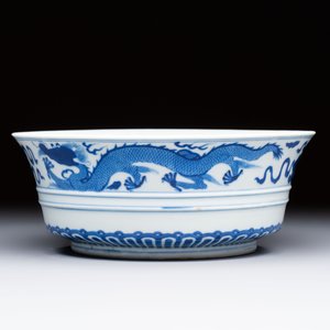 A Chinese blue and white 'Dragon' bowl, Xuande mark, 19th C. — photo 3