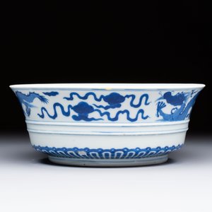 A Chinese blue and white 'Dragon' bowl, Xuande mark, 19th C. — photo 4
