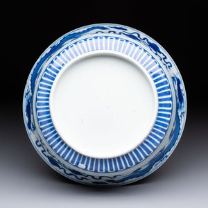 A Chinese blue and white 'Dragon' bowl, Xuande mark, 19th C. — photo 6