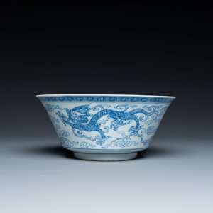 A Chinese blue and white 'dragon' bowl, Yongzheng mark, 19/20th C. — 照片 4