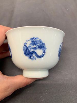 A Chinese blue and white 'dragon' cup, Kangxi mark, 19/20th C. — foto 1