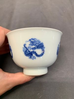 A Chinese blue and white 'dragon' cup, Kangxi mark, 19/20th C. — foto 2