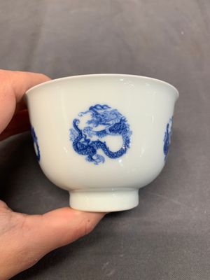 A Chinese blue and white 'dragon' cup, Kangxi mark, 19/20th C. — foto 3