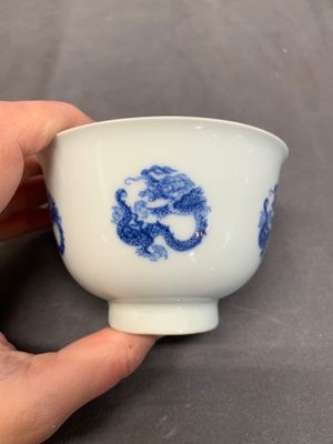 A Chinese blue and white 'dragon' cup, Kangxi mark, 19/20th C. — foto 4
