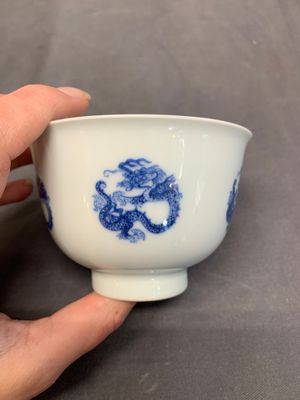 A Chinese blue and white 'dragon' cup, Kangxi mark, 19/20th C. — foto 5