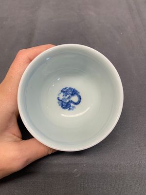 A Chinese blue and white 'dragon' cup, Kangxi mark, 19/20th C. — foto 6