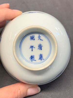 A Chinese blue and white 'dragon' cup, Kangxi mark, 19/20th C. — foto 8