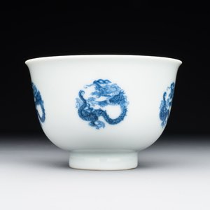 A Chinese blue and white 'dragon' cup, Kangxi mark, 19/20th C. — foto 1