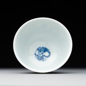 A Chinese blue and white 'dragon' cup, Kangxi mark, 19/20th C. — foto 2