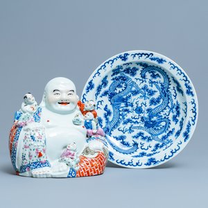 A Chinese blue and white 'dragon' dish and a famille rose figure of Buddha, 19th C. — photo 1
