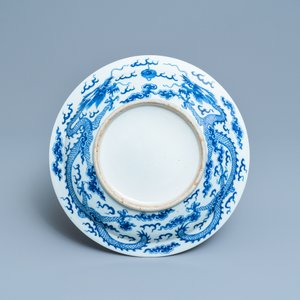 A Chinese blue and white 'dragon' dish and a famille rose figure of Buddha, 19th C. — photo 3