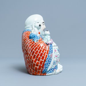 A Chinese blue and white 'dragon' dish and a famille rose figure of Buddha, 19th C. — photo 5