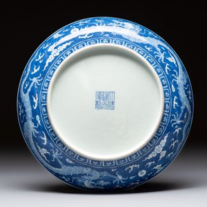A Chinese blue and white 'dragon' dish, Daoguang mark and period — 照片 4