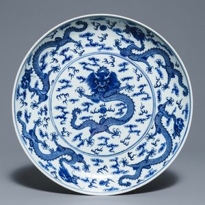 A Chinese blue and white 'dragon' dish, Qianlong mark, 19th C. — photo 1