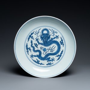 A Chinese blue and white 'dragon' dish, Qianlong — 照片 1