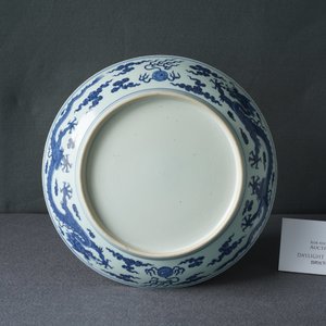 A Chinese blue and white 'dragon' dish, Qianlong — 照片 4