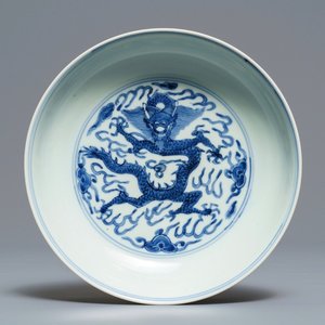 A Chinese blue and white 'dragon' dish, Wanli mark and of the period — 照片 1