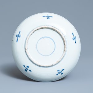 A Chinese blue and white 'dragon' dish, Wanli — 照片 2